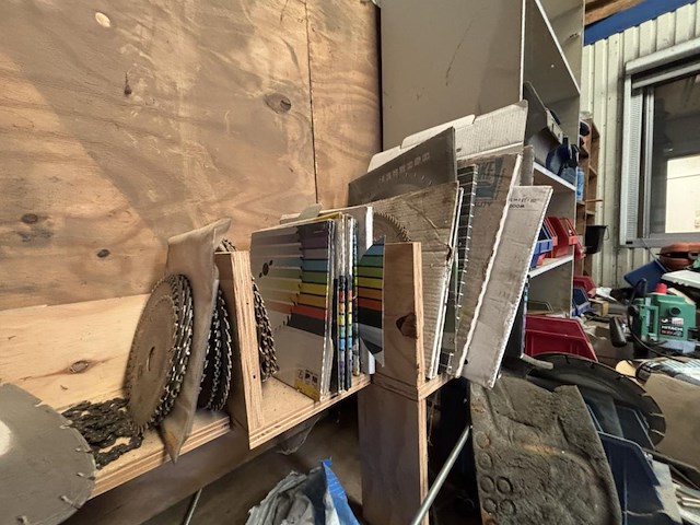 Lot divers gereedschap en bevestigingsmaterialen - afbeelding 11 van  35