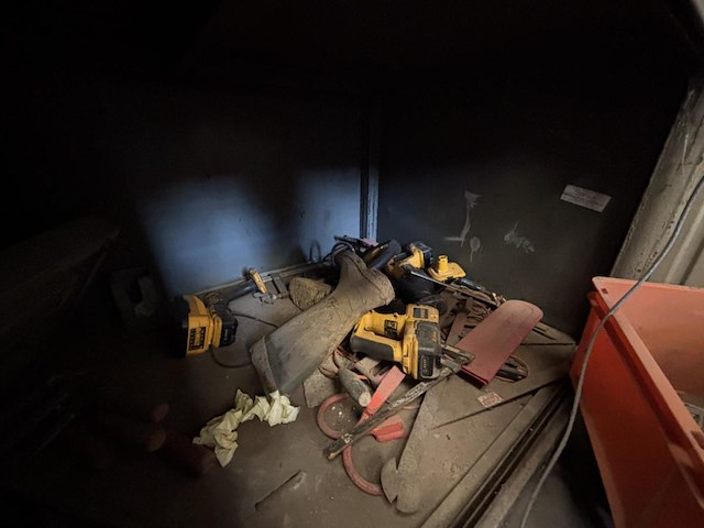 Lot divers gereedschap en bevestigingsmaterialen - afbeelding 16 van  35