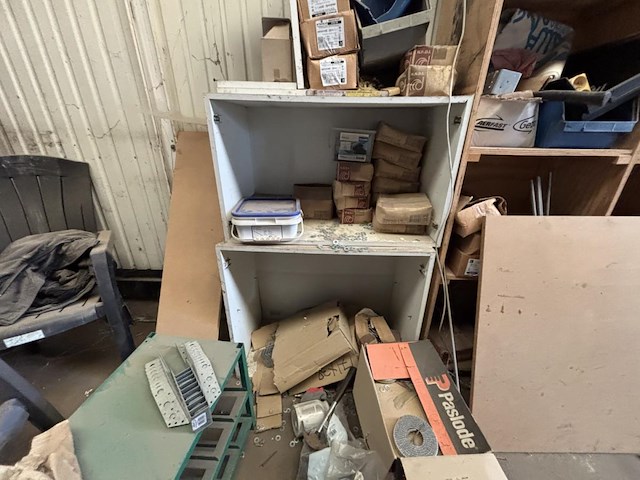 Lot divers gereedschap en bevestigingsmaterialen - afbeelding 18 van  35