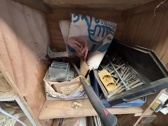 Lot divers gereedschap en bevestigingsmaterialen - afbeelding 19 van  35