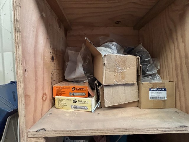 Lot divers gereedschap en bevestigingsmaterialen - afbeelding 20 van  35