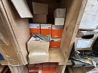 Lot divers gereedschap en bevestigingsmaterialen - afbeelding 24 van  35