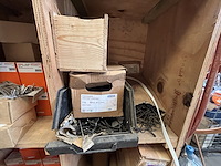 Lot divers gereedschap en bevestigingsmaterialen - afbeelding 25 van  35