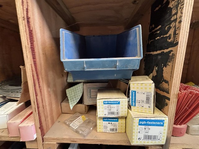 Lot divers gereedschap en bevestigingsmaterialen - afbeelding 28 van  35