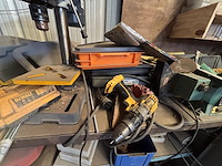 Lot divers gereedschap en bevestigingsmaterialen - afbeelding 33 van  35