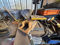 Lot divers gereedschap en bevestigingsmaterialen - afbeelding 34 van  35