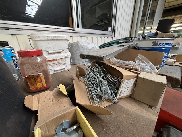 Lot divers gereedschap en bevestigingsmaterialen - afbeelding 2 van  19