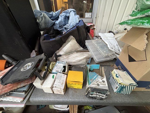 Lot divers gereedschap en bevestigingsmaterialen - afbeelding 9 van  19