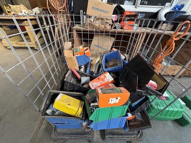 Lot divers gereedschap en bevestigingsmaterialen - afbeelding 12 van  19