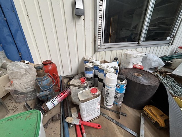 Lot divers gereedschap en bevestigingsmaterialen - afbeelding 19 van  19