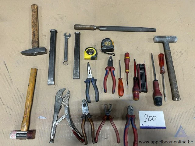 Lot divers handgereedschap, waaronder hamers, beitels, tangen, schroevendraaiers, een moersleutel, een vijl en rolmaten. - afbeelding 1 van  1
