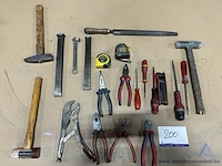 Lot divers handgereedschap, waaronder hamers, beitels, tangen, schroevendraaiers, een moersleutel, een vijl en rolmaten.