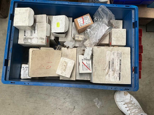 Lot divers zekeringen en toebehoren - afbeelding 1 van  4