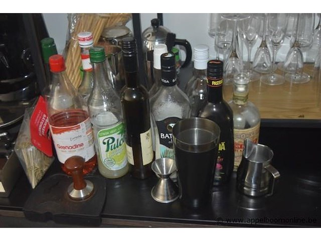 Lot diverse aangebroken flessen sterke drank (o.a. eristoff, martini, campari), rode wijn (caitel), siropen (o.a. monin) - afbeelding 3 van  3