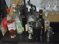 Lot diverse aangebroken flessen sterke drank (o.a. eristoff, martini, campari), rode wijn (caitel), siropen (o.a. monin) - afbeelding 3 van  3