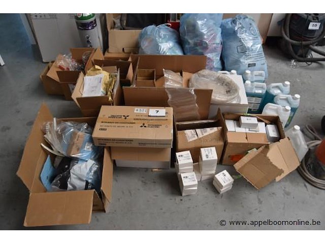 Lot diverse airco onderdelen en materialen, wo. mitsubishi electric, trox technik x-aircontrol cp-2t, werking niet gekend - afbeelding 1 van  5