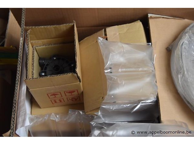 Lot diverse airco onderdelen en materialen, wo. mitsubishi electric, trox technik x-aircontrol cp-2t, werking niet gekend - afbeelding 4 van  5