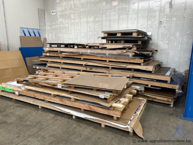 Lot diverse aluminium composiet- en kunststofplaten wo alucoil - afbeelding 1 van  3