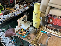 Lot diverse antieken items kast - afbeelding 2 van  26