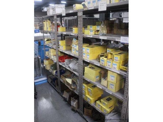 Lot diverse bevestigingsmaterialen wo. pgb fasteners - afbeelding 1 van  7