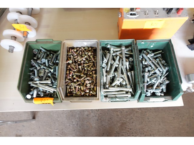 Lot diverse bouten - afbeelding 1 van  5