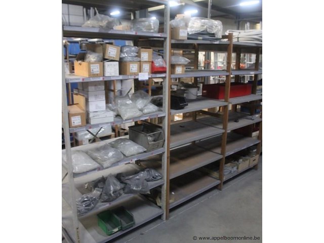 Lot diverse bouw- en installatiematerialen, dozen en plastic zakken - afbeelding 1 van  4