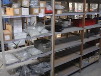 Lot diverse bouw- en installatiematerialen, dozen en plastic zakken - afbeelding 1 van  4