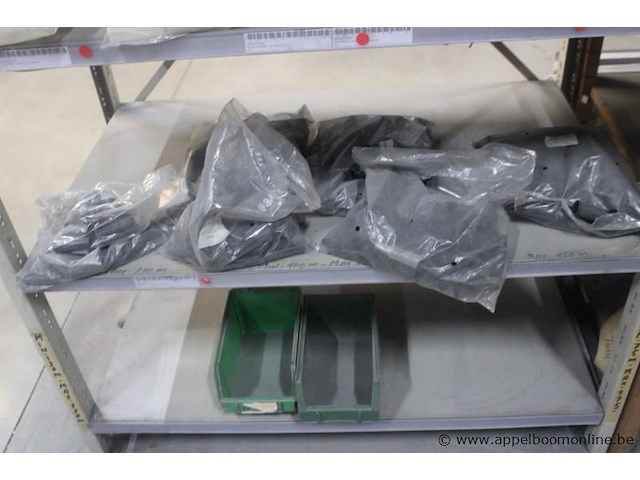 Lot diverse bouw- en installatiematerialen, dozen en plastic zakken - afbeelding 2 van  4