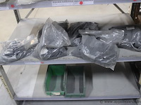 Lot diverse bouw- en installatiematerialen, dozen en plastic zakken - afbeelding 2 van  4
