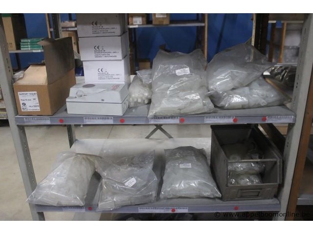 Lot diverse bouw- en installatiematerialen, dozen en plastic zakken - afbeelding 3 van  4