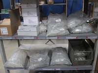 Lot diverse bouw- en installatiematerialen, dozen en plastic zakken - afbeelding 3 van  4