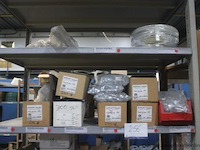 Lot diverse bouw- en installatiematerialen, dozen en plastic zakken - afbeelding 4 van  4