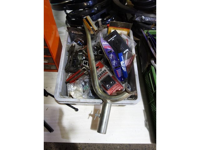 Lot diverse fietsaccessoires en benodigheden - afbeelding 1 van  1