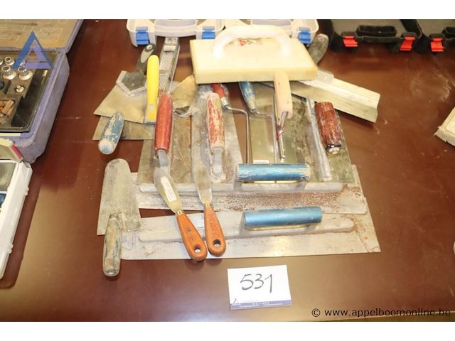 Lot diverse handgereedschappen wo plakspanen - afbeelding 1 van  4