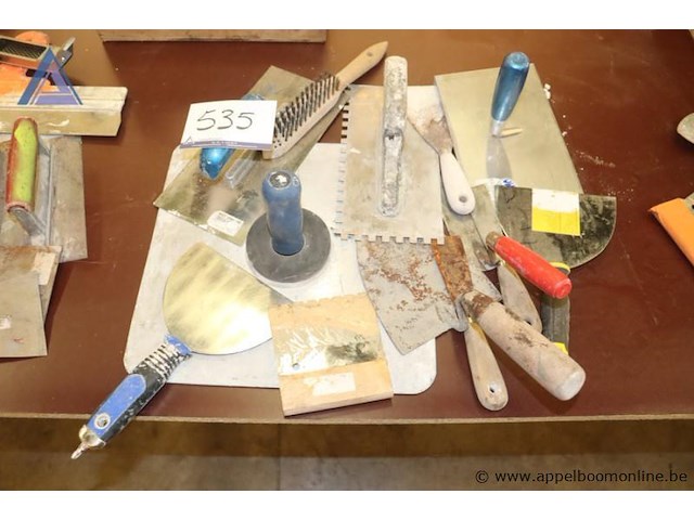 Lot diverse handgereedschappen wo plakspanen - afbeelding 1 van  4