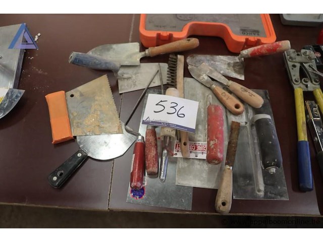 Lot diverse handgereedschappen wo plakspanen - afbeelding 1 van  4