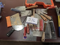 Lot diverse handgereedschappen wo plakspanen - afbeelding 1 van  4