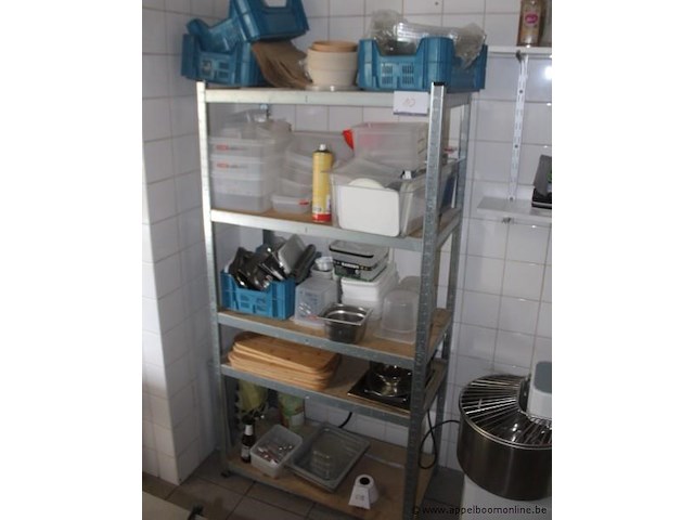 Lot diverse horecamaterialen, waaronder gastronormbakken, plastic bewaardozen en snijplanken, met metalen opbergrek - afbeelding 1 van  3