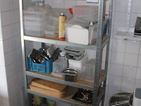 Lot diverse horecamaterialen, waaronder gastronormbakken, plastic bewaardozen en snijplanken, met metalen opbergrek