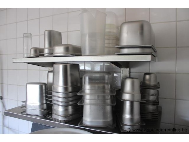 Lot diverse horecamaterialen, waaronder gastronormbakken, plastic bewaardozen en snijplanken, met metalen opbergrek - afbeelding 2 van  3