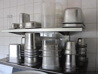 Lot diverse horecamaterialen, waaronder gastronormbakken, plastic bewaardozen en snijplanken, met metalen opbergrek - afbeelding 2 van  3