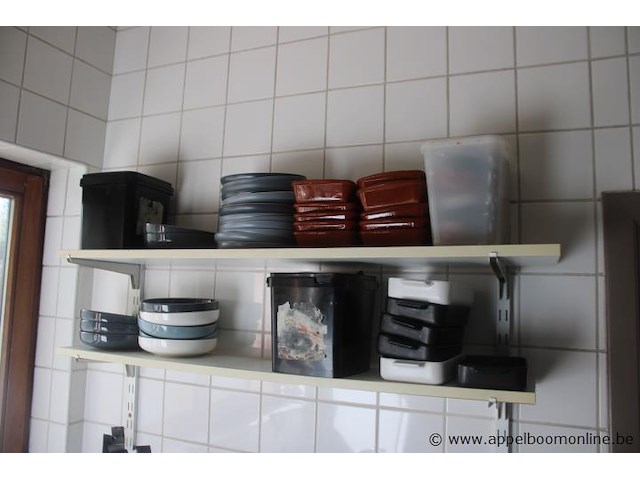 Lot diverse horecamaterialen, waaronder gastronormbakken, plastic bewaardozen en snijplanken, met metalen opbergrek - afbeelding 3 van  3