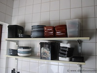 Lot diverse horecamaterialen, waaronder gastronormbakken, plastic bewaardozen en snijplanken, met metalen opbergrek - afbeelding 3 van  3