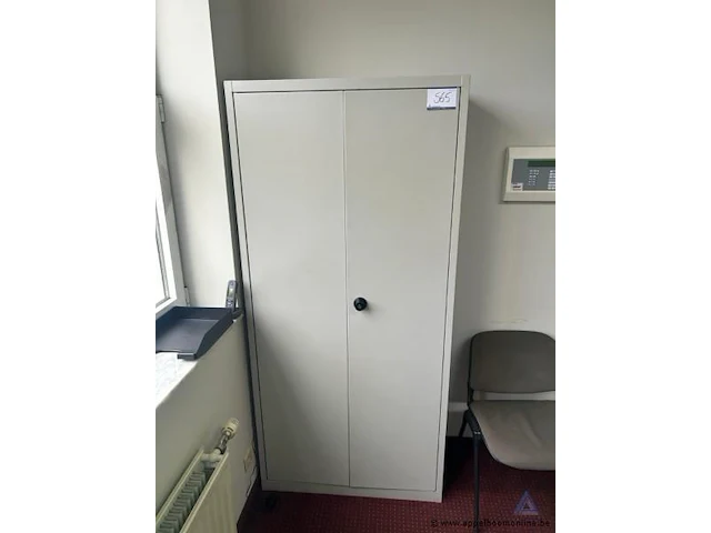 Lot diverse kantoorbenodigdheden, opgeborgen in een metalen kast afmetingen 190 x 90 cm. - afbeelding 2 van  5