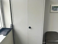 Lot diverse kantoorbenodigdheden, opgeborgen in een metalen kast afmetingen 190 x 90 cm.
