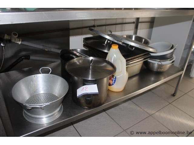 Lot diverse keukengerei, bestaande uit kookpotten, pannen, vergiet, gn-bakken en kommen - afbeelding 1 van  1