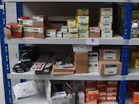 Lot diverse materialen, wo. bevestigingsmaterialen