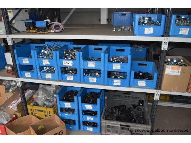 Lot diverse metalen klemmen en plastic fittingen - afbeelding 1 van  4