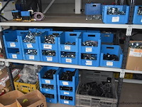 Lot diverse metalen klemmen en plastic fittingen - afbeelding 1 van  4