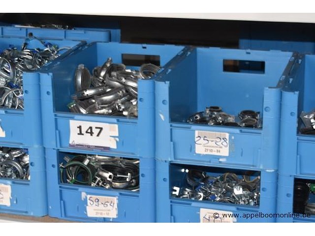 Lot diverse metalen klemmen en plastic fittingen - afbeelding 2 van  4